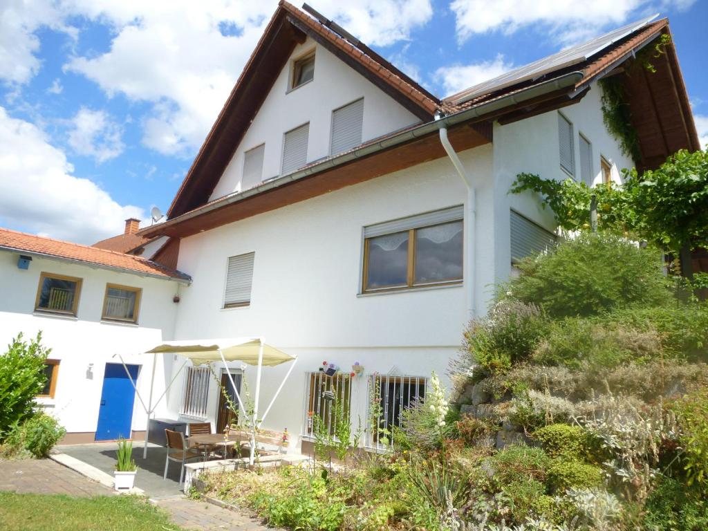 ザールブルクにあるFerienwohnung Jung im Johannisbornの赤屋根白屋根