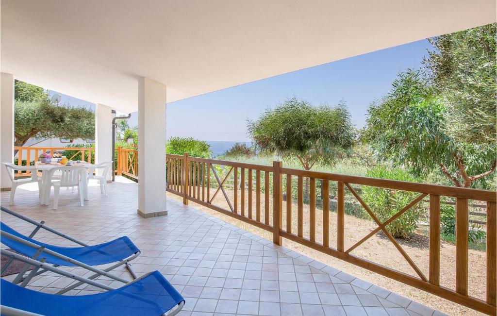 - un balcon avec deux chaises et une table donnant sur l'océan dans l'établissement Villa Alessia, à Santa Maria