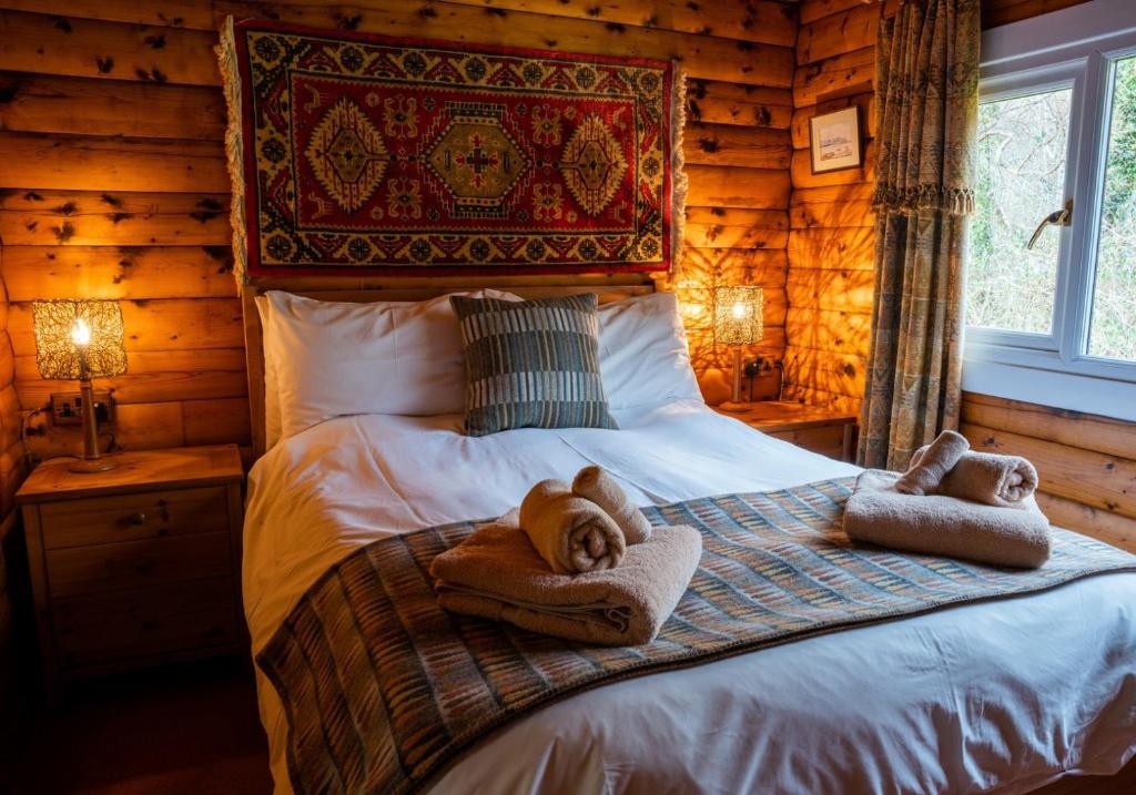 Un pat sau paturi într-o cameră la Scalpay Lodge