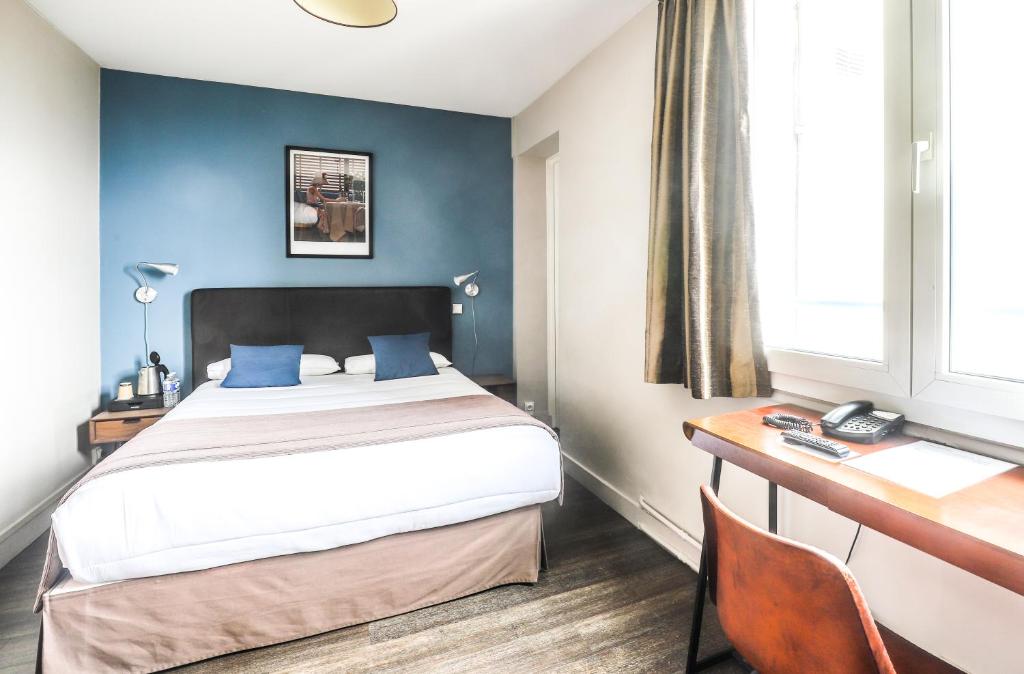 Postel nebo postele na pokoji v ubytování Hotel Des Cedres