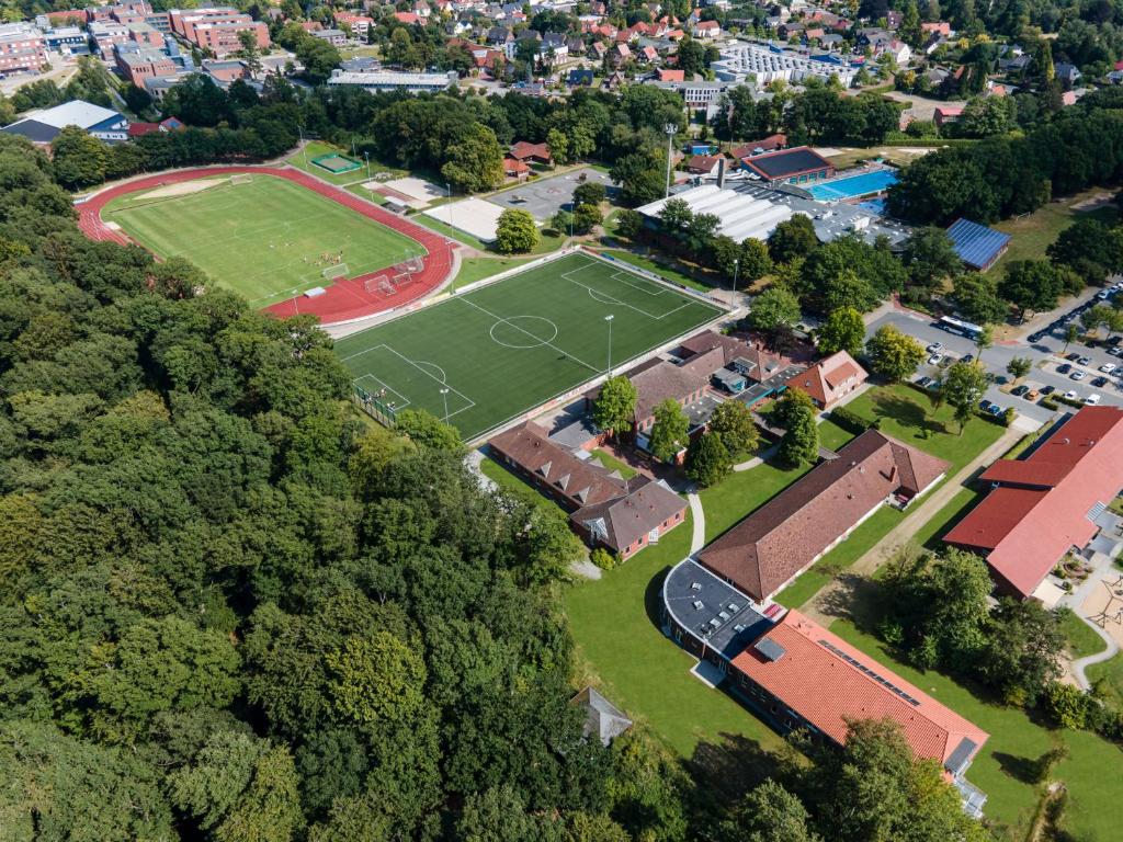 una vista aerea di un parco con campo da calcio di Hössensportzentrum a Westerstede