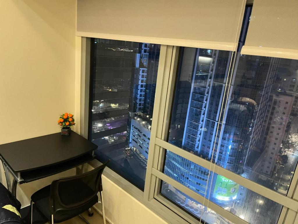 une fenêtre avec vue sur les toits de la ville dans l'établissement EJ's Staycation 22nd F with 200mbps Wi-Fi and NETFLIX, à Manille