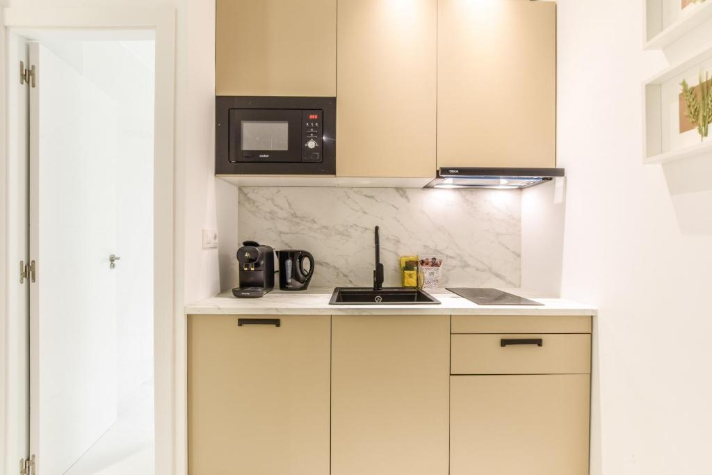 A kitchen or kitchenette at Apartamento Embajadores X