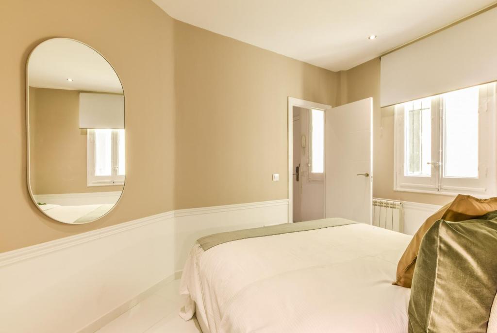 A bed or beds in a room at Apartamento Embajadores X