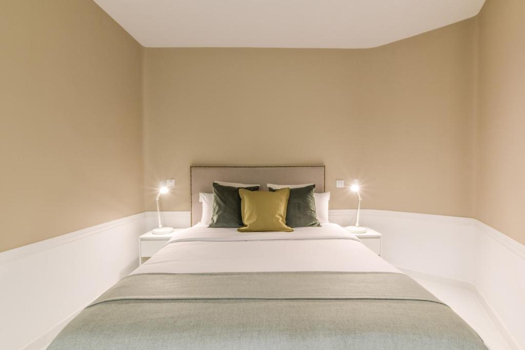 A bed or beds in a room at Apartamento Embajadores X