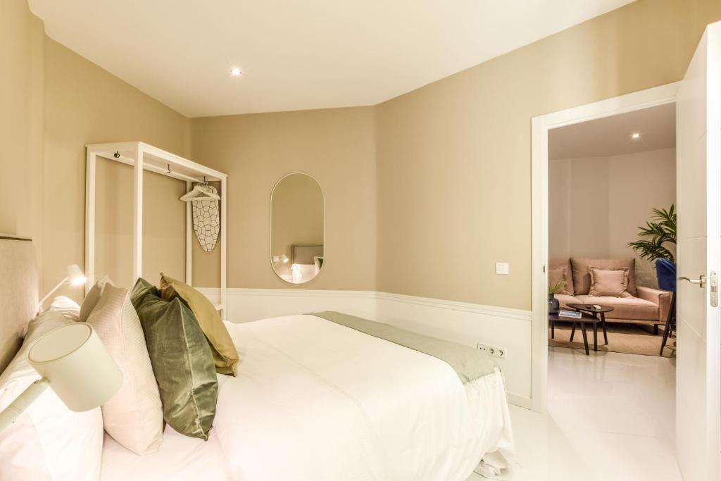 A bed or beds in a room at Apartamento Embajadores X