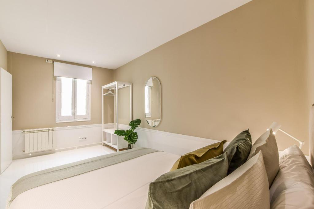 A bed or beds in a room at Apartamento Embajadores X