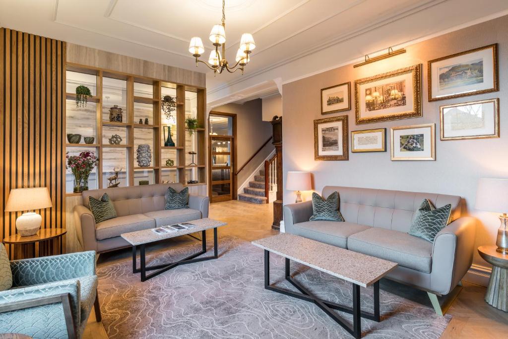 una sala de estar con sofás y mesas. en The Borrowdale Hotel, en Keswick