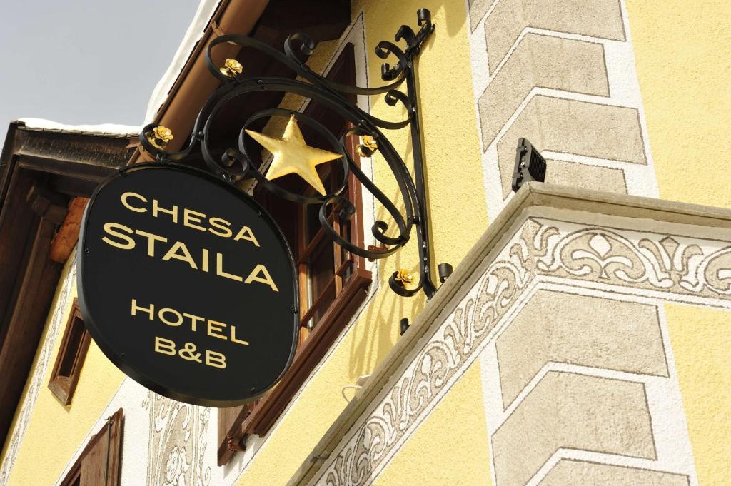 Certificato, attestato, insegna o altro documento esposto da Hotel Chesa Staila