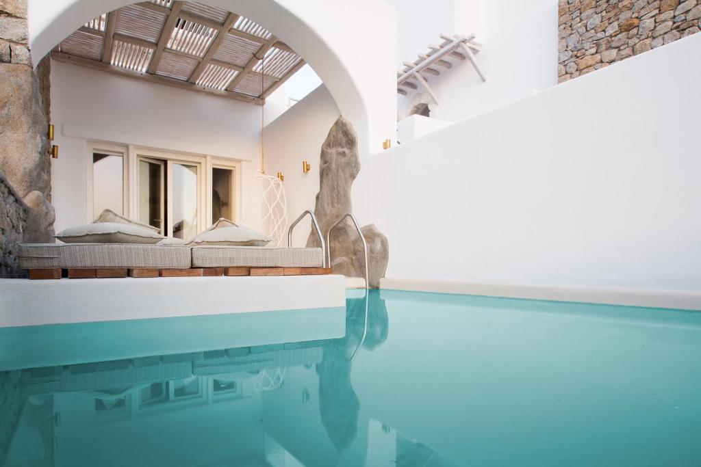 Bazén v ubytování Kove Mykonos - A Myconian Collection Hotel nebo v jeho okolí
