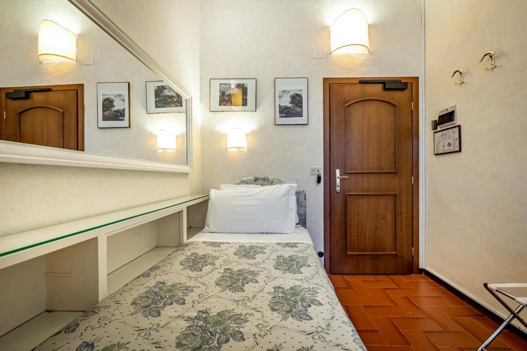 A bed or beds in a room at Hotel Alessandra