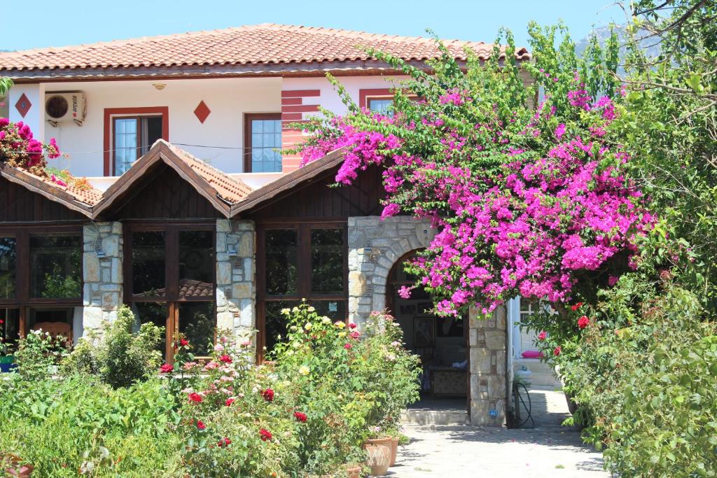MesudiyeにあるMelinda Pension & Restaurantのピンクの花の家