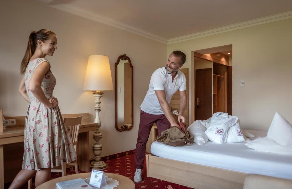 un homme et une femme dans une chambre d'hôtel dans l'établissement Kirchenwirt, à Reith im Alpbachtal