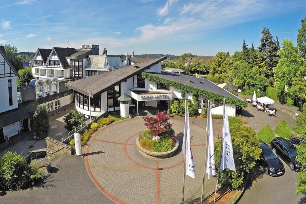 - une vue aérienne sur une maison avec une cour dans l'établissement Parkhotel Nümbrecht, à Nümbrecht