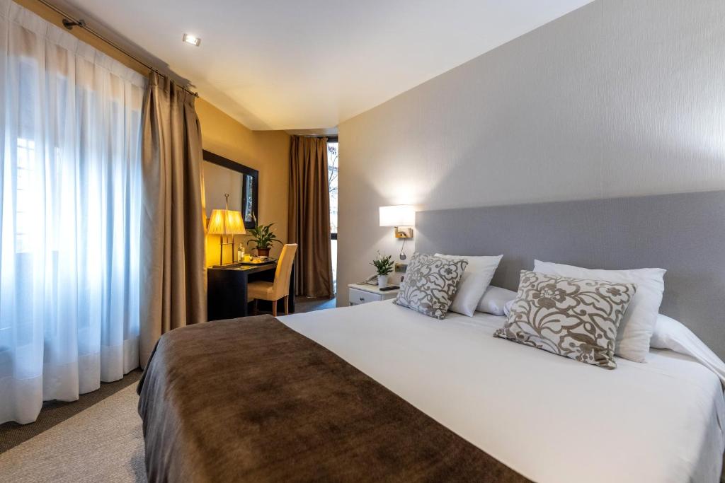 Postel nebo postele na pokoji v ubytování Hotel Monasterio Benedictino