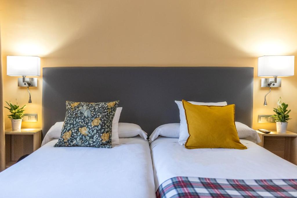 Postel nebo postele na pokoji v ubytování Hotel Monasterio Benedictino