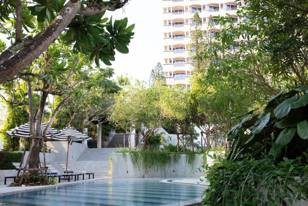 Bazén v ubytování The Royal Paradise Hotel & Spa - SHA Extra Plus nebo v jeho okolí