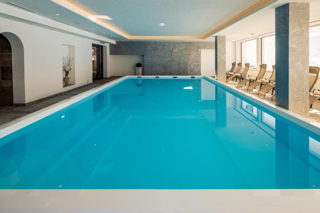 Bazén v ubytovaní Hotel Edelweiss Superior alebo v jeho blízkosti