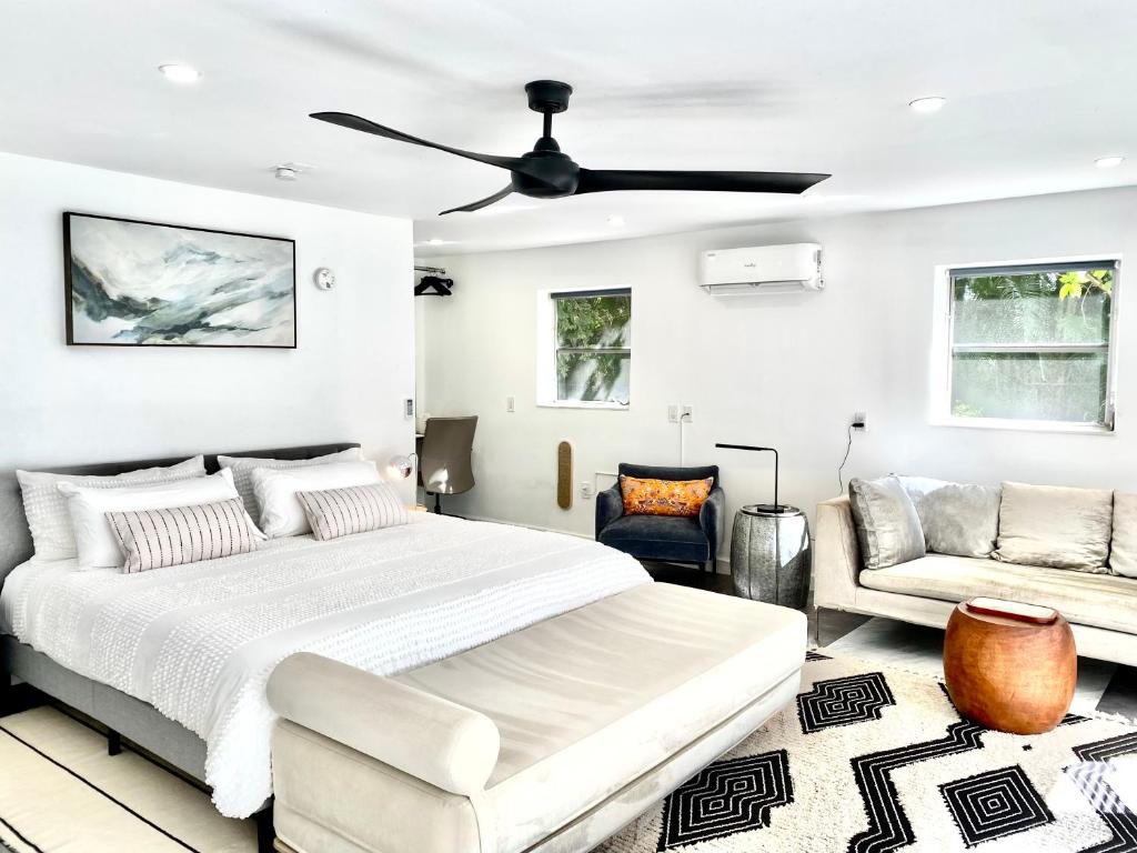 Bright And Airy King Studio On Green One Half Acre - Housity