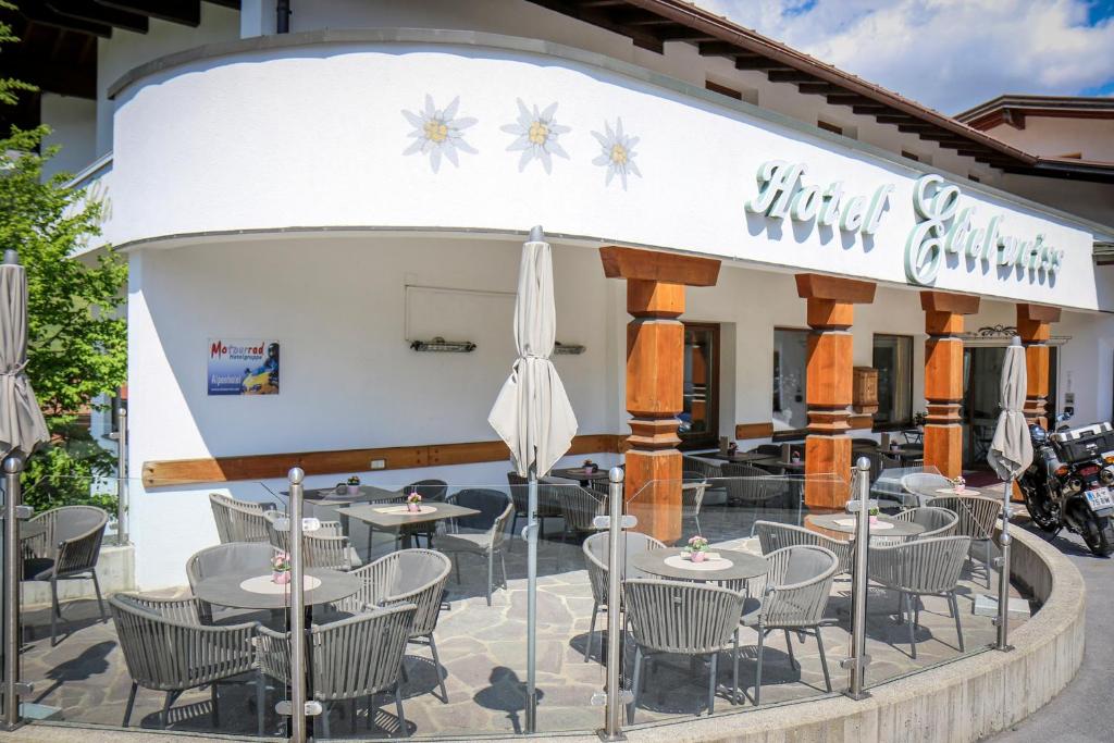 Reštaurácia alebo iné gastronomické zariadenie v ubytovaní Hotel Edelweiss Superior