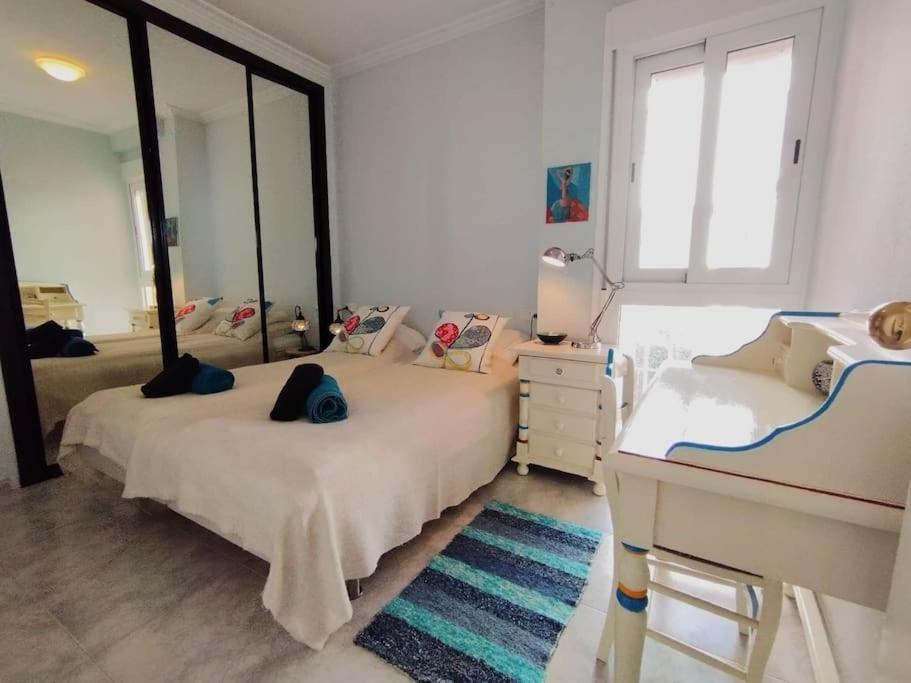 Postel nebo postele na pokoji v ubytování Amazing 3 bedroom townhouse close to Burriana, Nerja