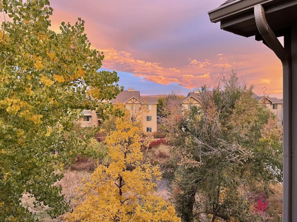 Great 3 bedroom condo plus garage minutes from mountains close to parks