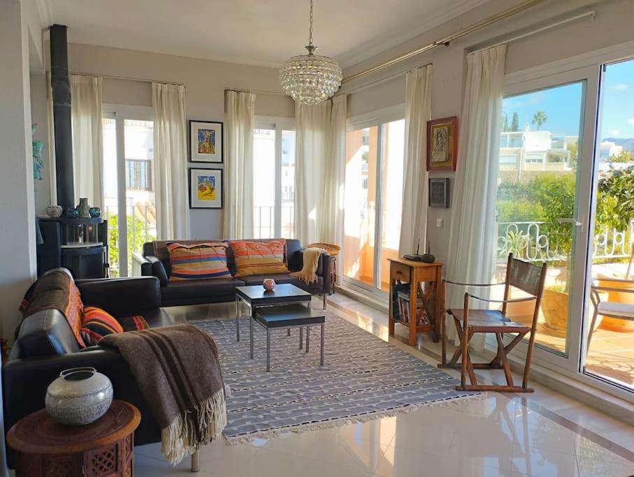 Posezení v ubytování Amazing 3 bedroom townhouse close to Burriana, Nerja