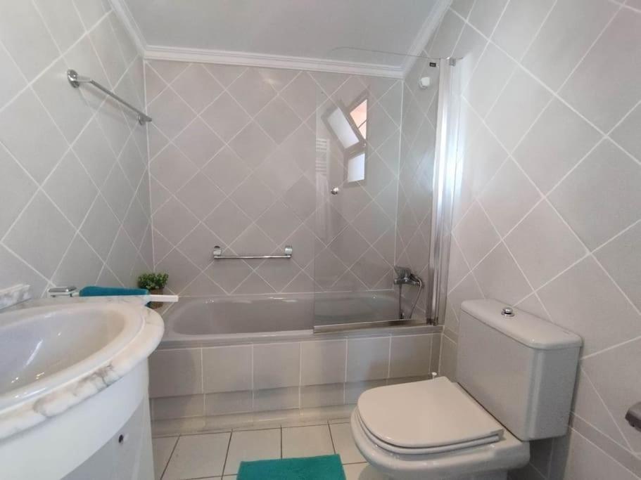 Koupelna v ubytování Amazing 3 bedroom townhouse close to Burriana, Nerja