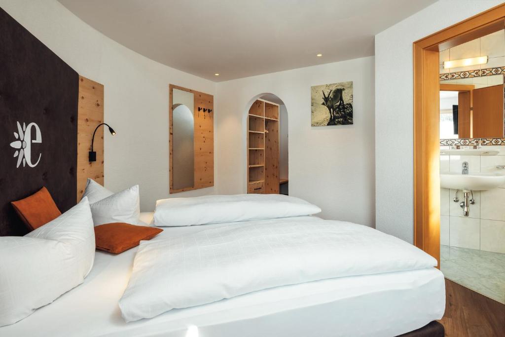 Posteľ alebo postele v izbe v ubytovaní Hotel Edelweiss Superior