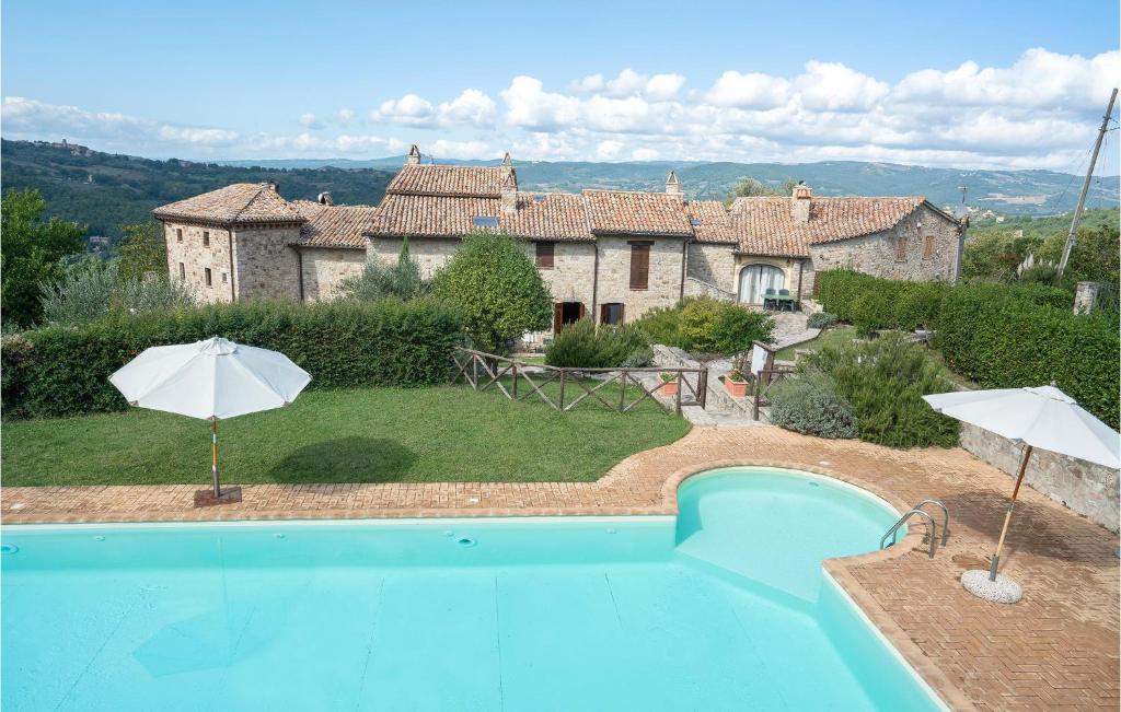 Villa con piscina frente a una casa en Antonio, en Izzalini