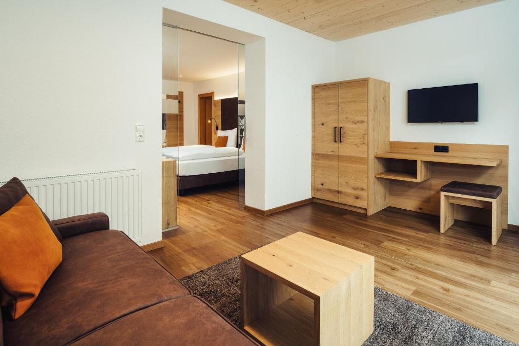 Televízia a/alebo spoločenská miestnosť v ubytovaní Hotel Edelweiss Superior