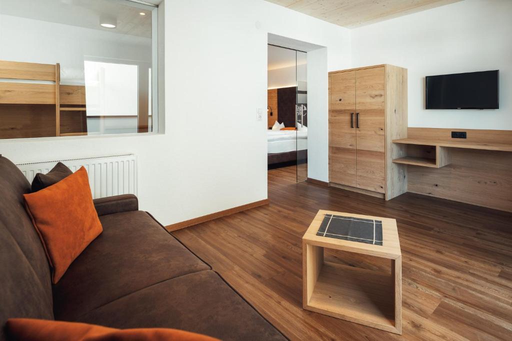 Televízia a/alebo spoločenská miestnosť v ubytovaní Hotel Edelweiss Superior