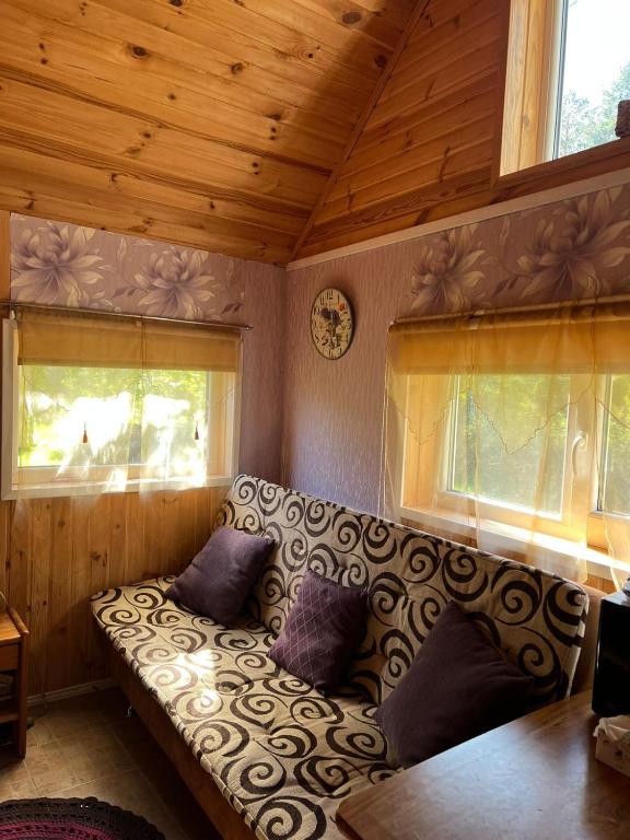 un sofá en una habitación con 2 ventanas en Katase Suvemaja en Katase