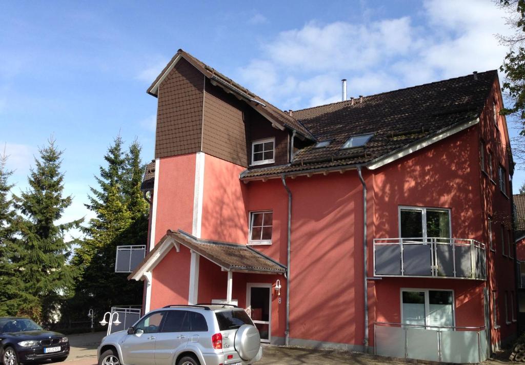 ブラウンラーゲにあるApartments Gosch Braunlageの赤い家