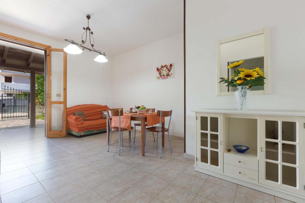 A seating area at Villino Amos by BarbarHouse