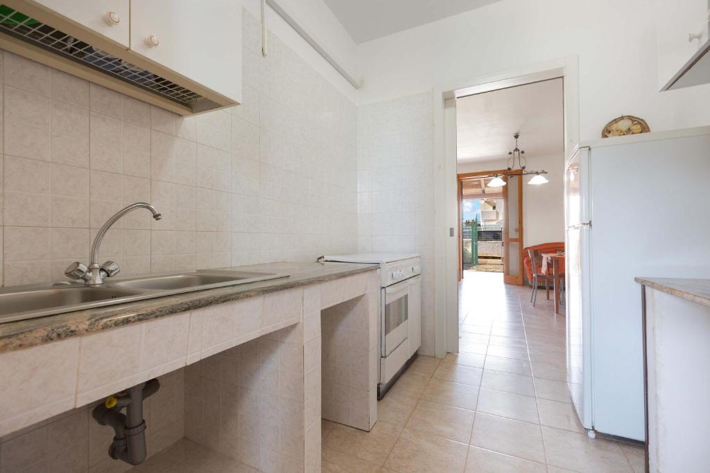 A kitchen or kitchenette at Villino Amos by BarbarHouse