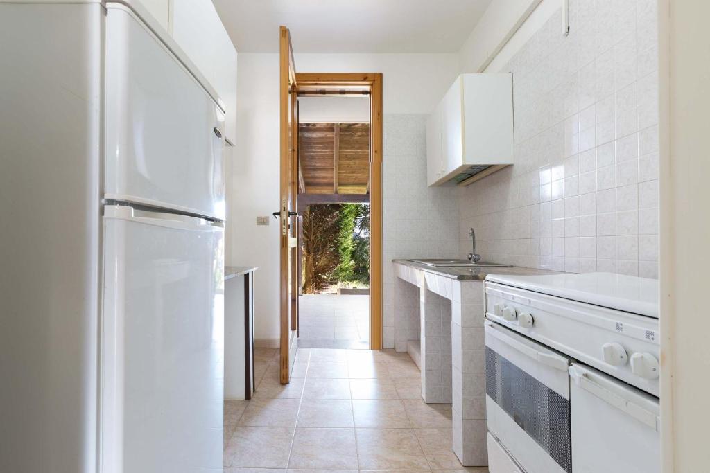 A kitchen or kitchenette at Villino Amos by BarbarHouse