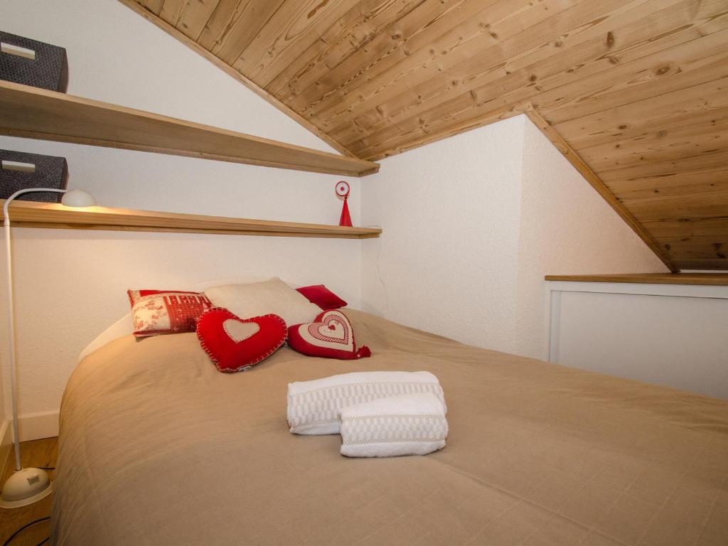 Łóżko lub łóżka w pokoju w obiekcie Appartement cosy avec balcon et WiFi à Chamonix - FR-1-343-203