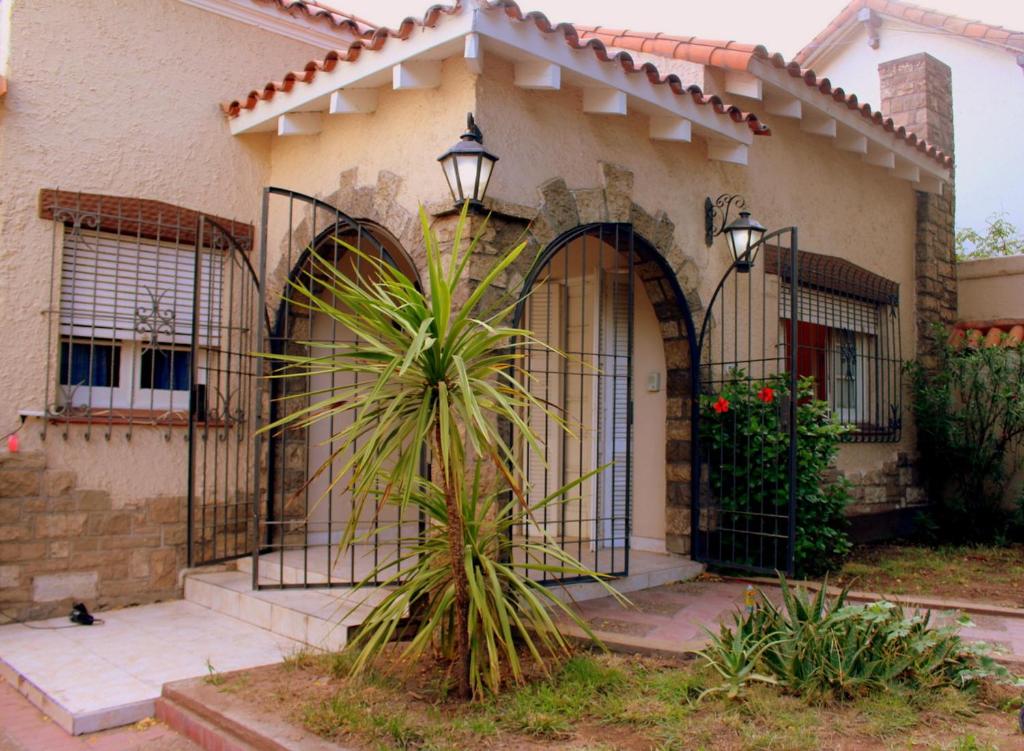 una casa con una puerta y una palmera delante de ella en Corazón de Ciudad Excelente ubicación!!! en Mendoza