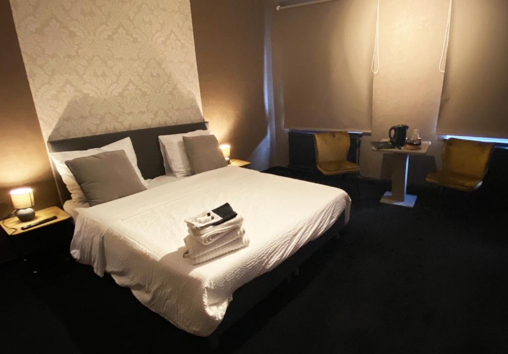 Postel nebo postele na pokoji v ubytování Luxury Spa Hotel - Francofolies