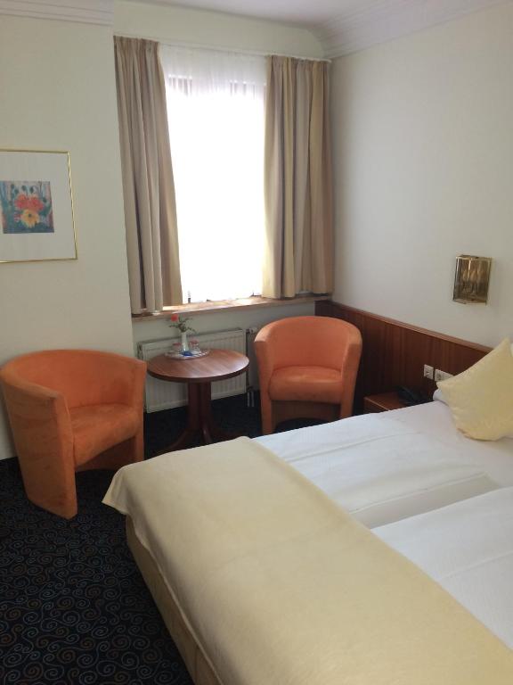 Postel nebo postele na pokoji v ubytování Stadthotel