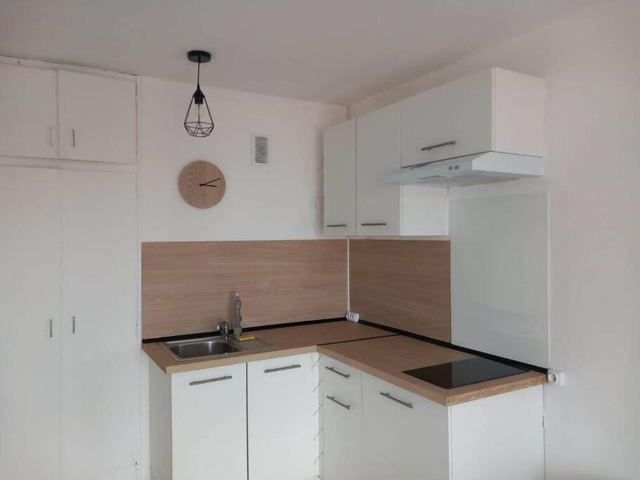Kuchyňa alebo kuchynka v ubytovaní logement vue sur mer