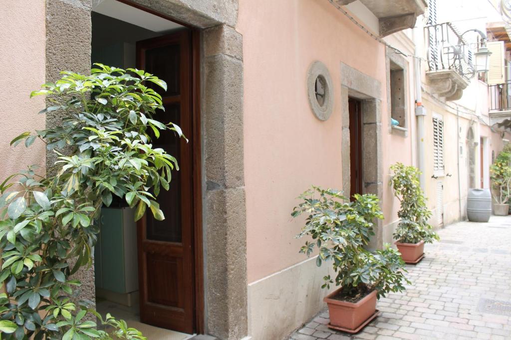 un edificio con puerta y macetas en una calle en Appartamenti Stella en Lipari