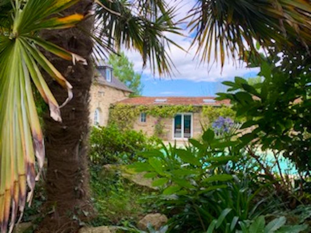 Zdjęcie z galerii obiektu Villa spacieuse et piscine privée à Ploubezre w mieście Ploubezre