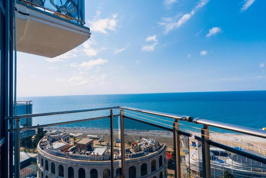 vistas al océano desde el balcón de un edificio en Hotel 19 Batumi en Batumi