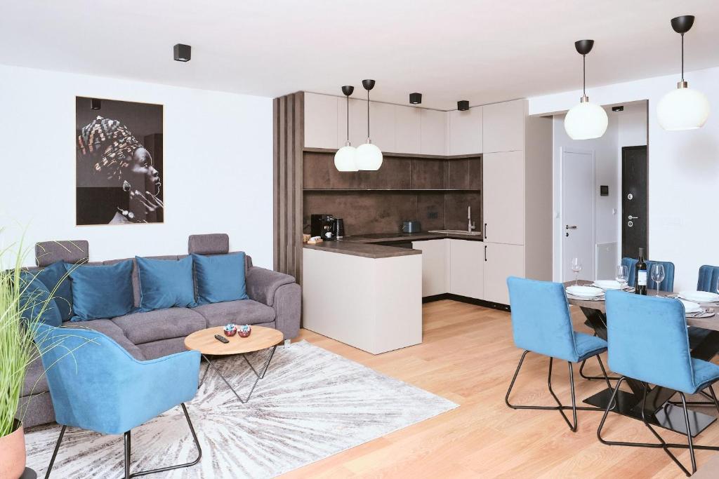 a living room with a blue couch and a table at apartman Azul in Čakovec