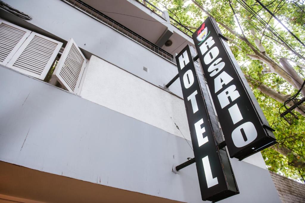 una señal para un restaurante al lado de un edificio en Hotel Rosario en Mendoza