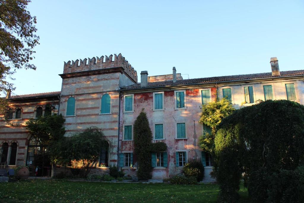 un grande edificio con un cortile di fronte di Ai Tigli a Castel dʼArio