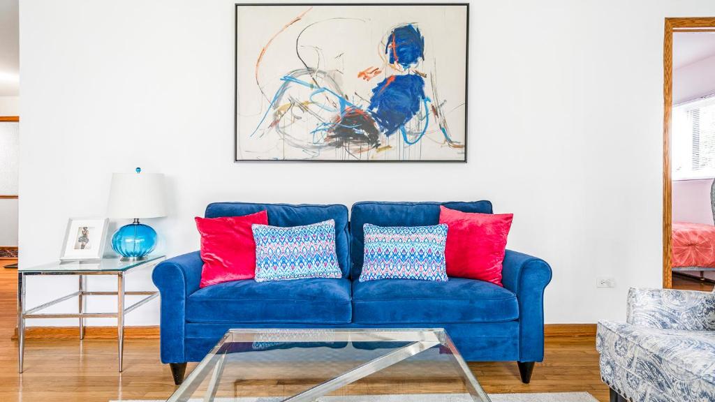 Posezení v ubytování Lg. 2 br Apt. North of Chicago w/ Free Parking