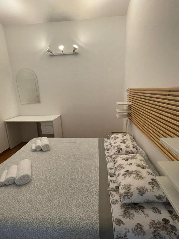 um quarto com uma cama com duas toalhas em Cleo Rosa em Ancona
